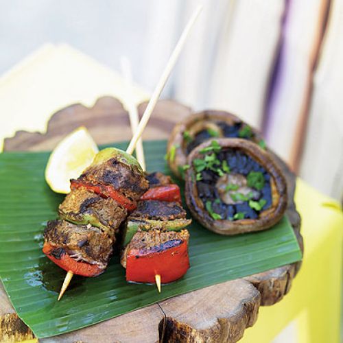 Szaszłyki wołowe z rusztu. Przepisy na leniwą niedzielę