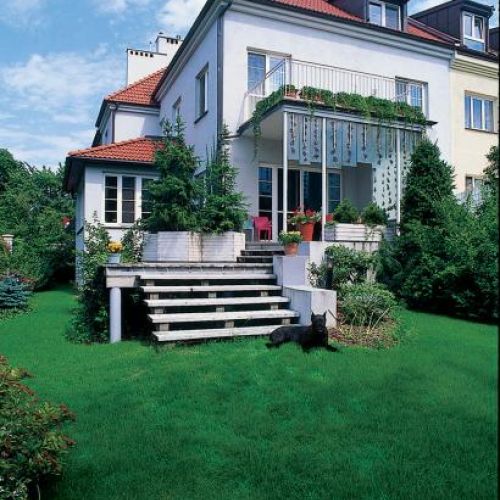 Szklane tafle osłaniają taras przed nadmiarem słońca.