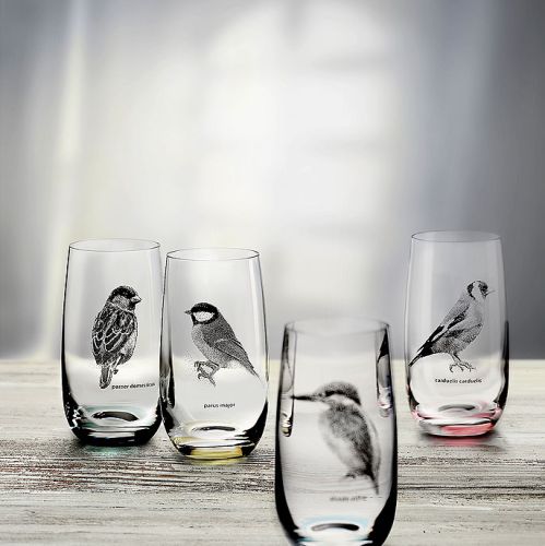 Szklanki z rozpikselowanymi obrazkami ptaków.
