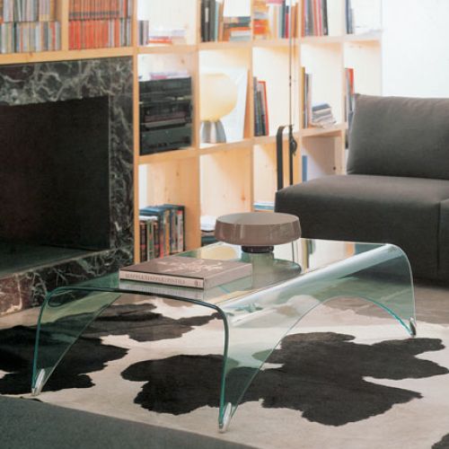 Szklany stolik Ray Plus wydaje się lekki i na pewno nie zagraci mieszkania. Zaprojektowało go włoskie biuro Bartoli Design.