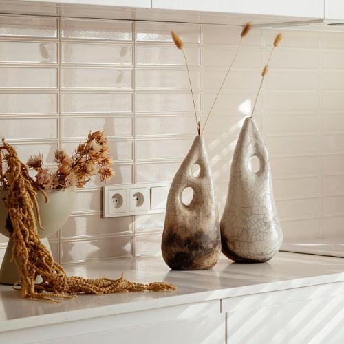 biała kuchnia w eleganckim apartamencie