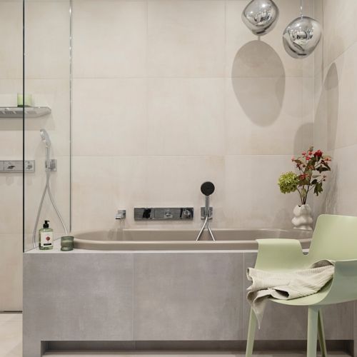 łazienka z wanną w eleganckim apartamencie