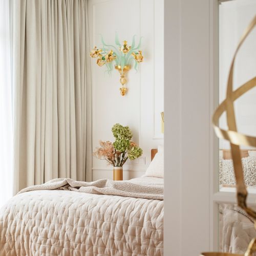 kinkiety ze szkła murano w sypialni