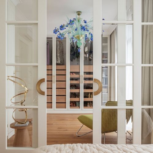 kobieca sypialnia w eleganckim apartamencie