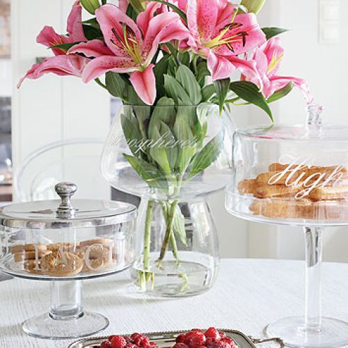 Szkło, słodycze i kwiaty. Zabawa z kolorami