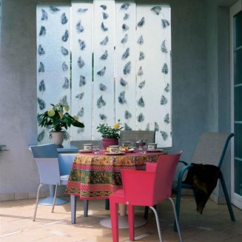 Szkło zostało ozdobione motywem liści.