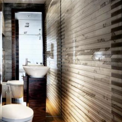 Szlachetne materiały nie wymagają dodatkowych ozdób. W jednej z łazienek jest nią ściana wykonana z paseczków ciętej carrary.