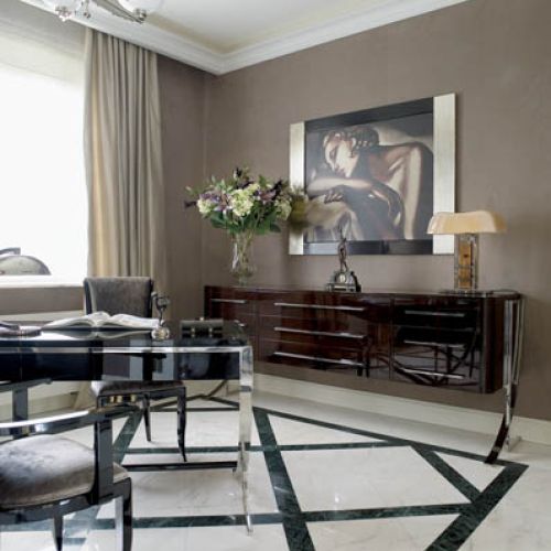 Szlachetne szarości, marmurowe posadzki, przeszklone schody, lustra i stal.