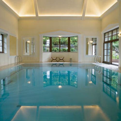 Szlachetne szarości, marmurowe posadzki, przeszklone schody, lustra i stal.