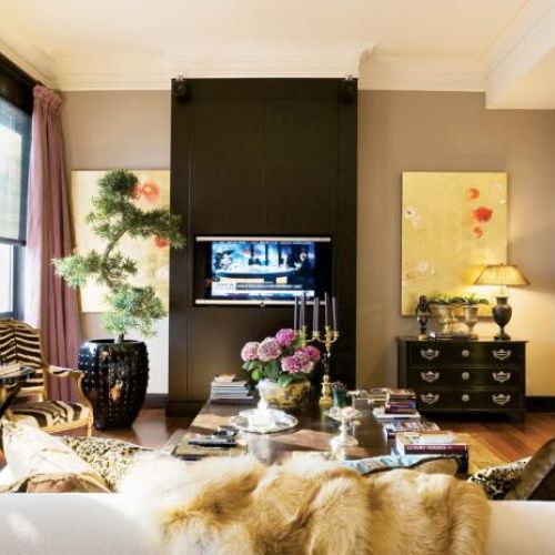 Sztuczne drzewko bonsai umieszczone w obszernej holenderskiej donicy.