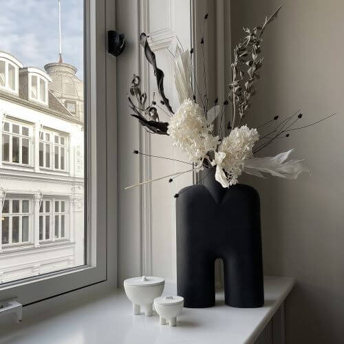 sztuczne kwiaty w designerskim wazonie