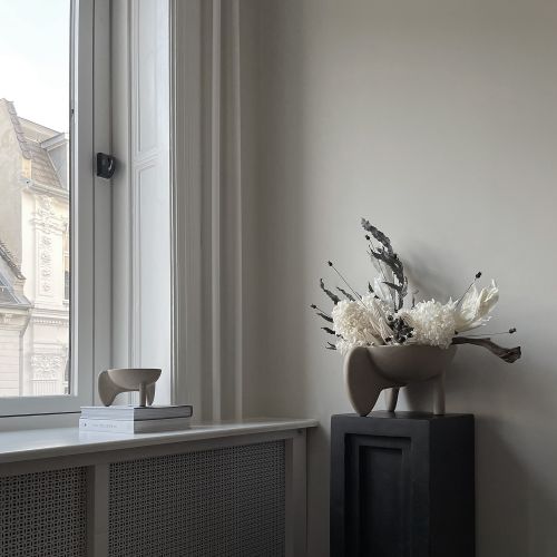 sztuczne kwiaty w designerskim wazonie