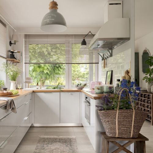 biała kuchnia z drewnianym blatem