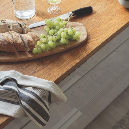 biała kuchnia z drewnianym blatem