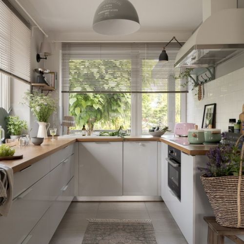 biała kuchnia z drewnianym blatem