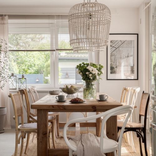 drewniany stół z krzesłami w jadalni