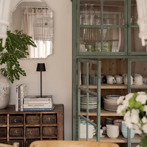 aranżacje wnętrz ze starymi i nowymi meblami