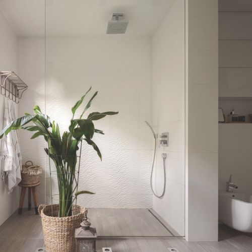 biała łazienka w stylu skandynawskim