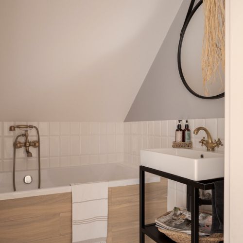 mała łazienka przy sypialni na poddaszu