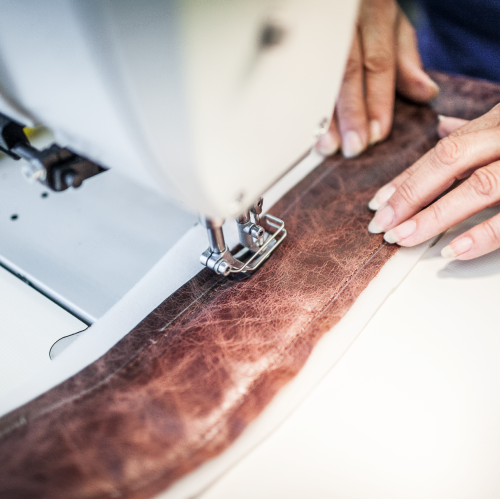 Szycie skóry. Ręczna praca przy produkcji mebli TON jest ważna na każdym etapie.