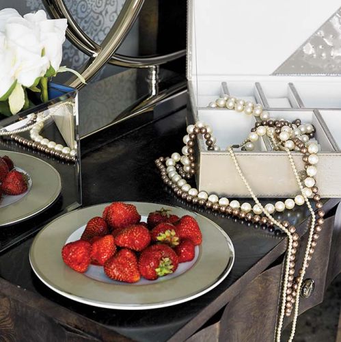 Ta elegancka rezydencja jest jak szkatułka z błyskotkami. Mnóstwo w niej luster, kryształów i mebli na wysoki połysk. Dużo