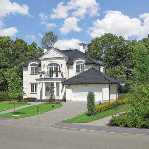 Ta elegancka rezydencja jest jak szkatułka z błyskotkami. Mnóstwo w niej luster, kryształów i mebli na wysoki połysk. Dużo