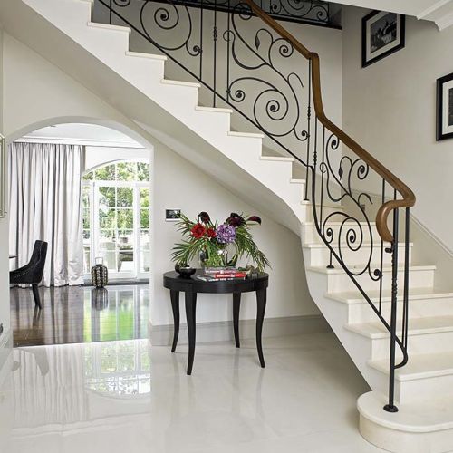 Ta elegancka rezydencja jest jak szkatułka z błyskotkami. Mnóstwo w niej luster, kryształów i mebli na wysoki połysk. Dużo