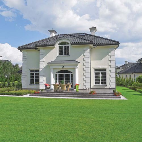 Ta elegancka rezydencja jest jak szkatułka z błyskotkami. Mnóstwo w niej luster, kryształów i mebli na wysoki połysk. Dużo