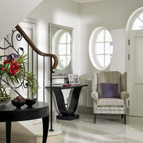 Ta elegancka rezydencja jest jak szkatułka z błyskotkami. Mnóstwo w niej luster, kryształów i mebli na wysoki połysk. Dużo