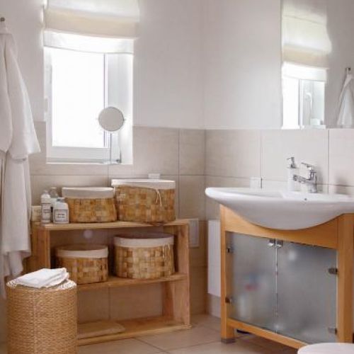 Tak niewiele potrzeba, aby było przytulnie. Plecione kosze wyściełane białym płótnem są dekoracyjne i bardzo praktyczne.