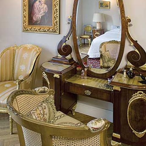 Taka toaletka to ozdoba sypialni. Rezydencja strojna w antyki