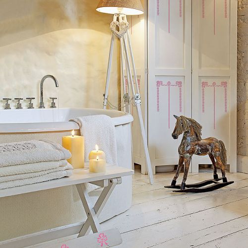 Takim wzorem można ozdobić zarówno ścianę, jak i mebel, np. szafę lub komodę.