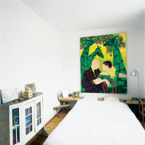 Także w sypialni jest minimum przedmiotów. Uwagę przyciąga barwny obraz.