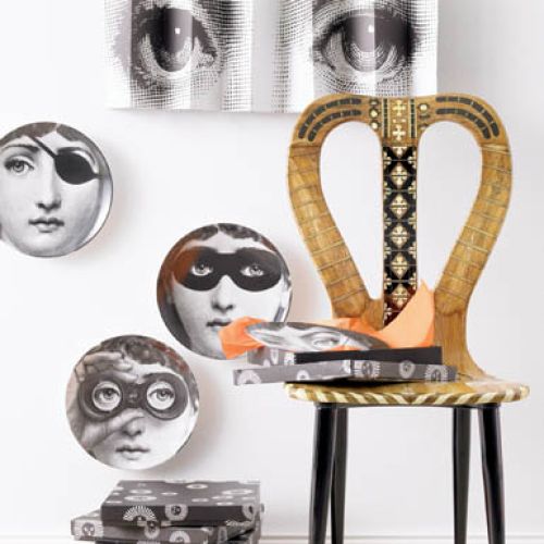 Talerze z kolekcji Cavaliere - projekt Piero Fornasetti.