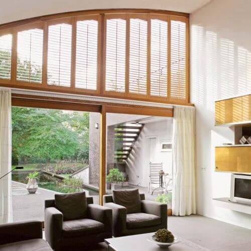 Tam, gdzie trudno dostać się do okna, pomogą shuttersy zdalnie sterowane. Cena - 25 000 zł. JASNO SHUTTERS