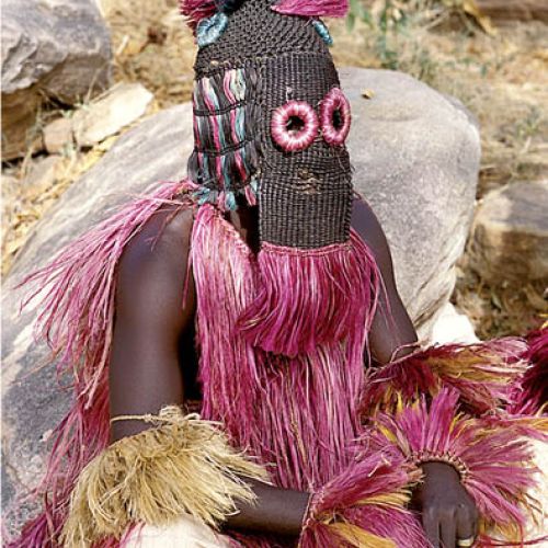 Tancerz w tradycyjnym stroju Mali, Afryka. Fot. EK Pictures