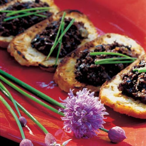 Tapenade to pasta z czarnych oliwek z kaparami i anchovies.