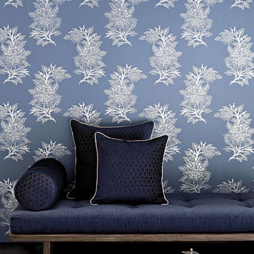 Tapeta Ajoure z kolekcji Cabochon za 790 zł/rolka. Łóżko z tkaniną Lido (285 zł za metr).