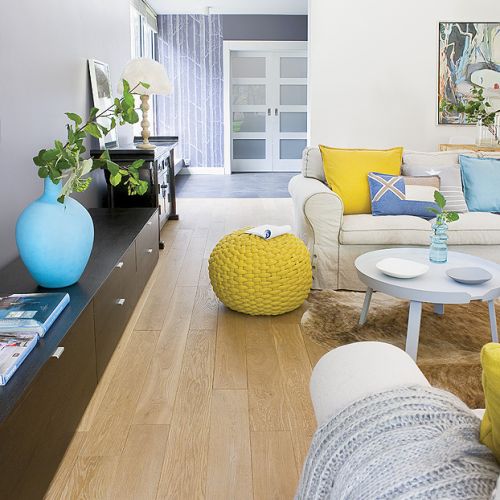 Tapeta Cole Son Woods w przedpokoju, czyli płynne przejście z domu do lasu i ogrodu. Na podłodze olejowany dąb. Szklany