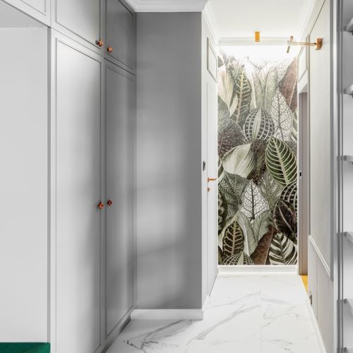 wąski biały przedpokój