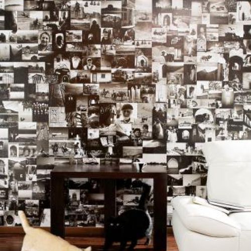 Tapeta na ścianie to pamiątki z licznych podróży.