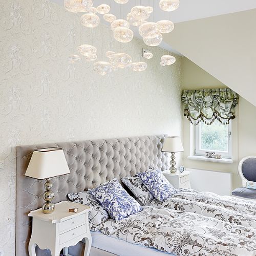 Tapeta nad łóżkiem, Eijffinger. Żyrandol - Lopez de Hierro, lampki na stolikach - Aimbry.