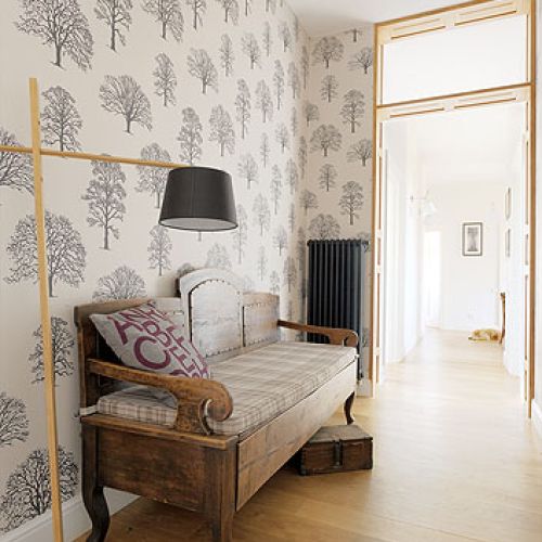 Tapeta w dęby, dzięki której gospodarze czują się jak w parku.