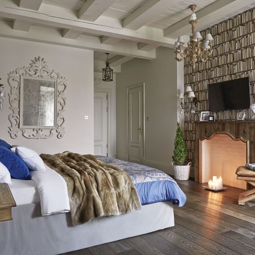 Tapeta z książkami - Koziel. Ramki na zdjęcia z kolekcji Chapman oraz zegar Fulton marki Ralph Lauren Home (Archidzieło).