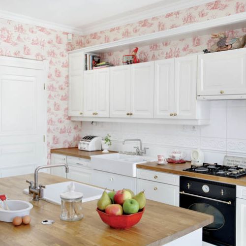 Tapeta ze scenkami rodzajowymi w różowym kolorze pojwia się w jadalni i kuchni.