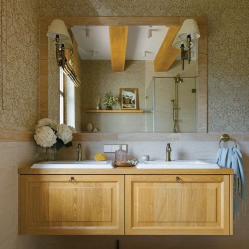 tapeta ścienna w stylu angielskim w łazience