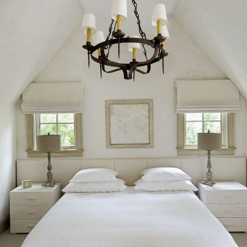 Tapicerkę zagłówka, zasłony i abażury zrobiono z tkanin amerykańskiej marki Duralee.