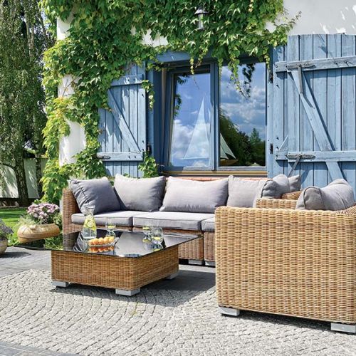 Taras, którego ozdobą są błękitne okiennice.