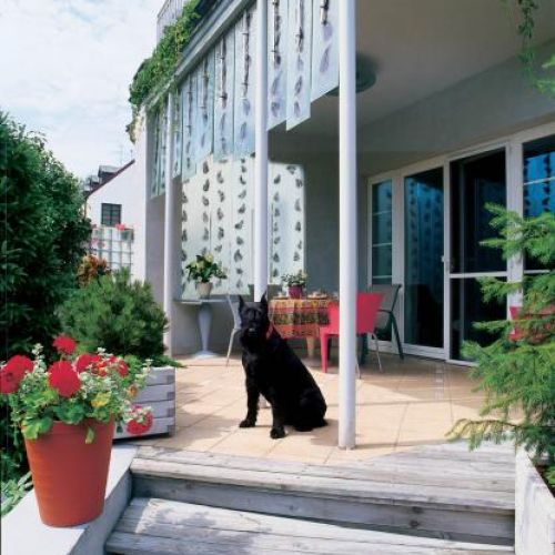 Taras został osłonięty taflami matowego szkła.