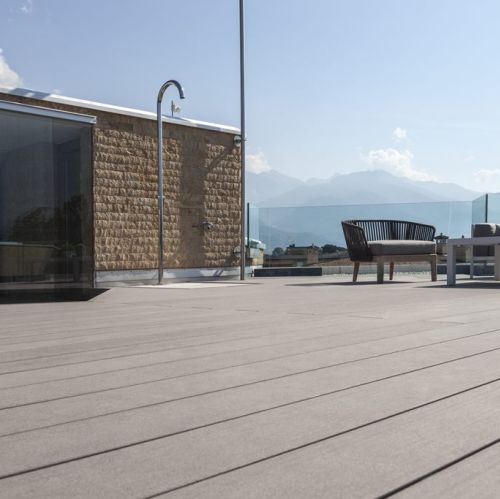 Nowoczesny i bezpieczny taras z desek kompozytowych